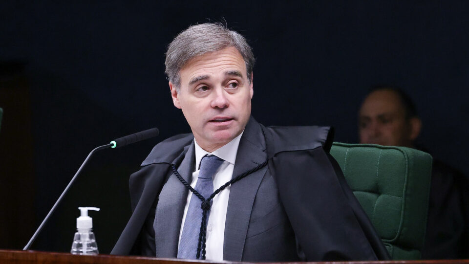 Como André Mendonça tenta blindar investigações bilionárias contra pressão no STF?