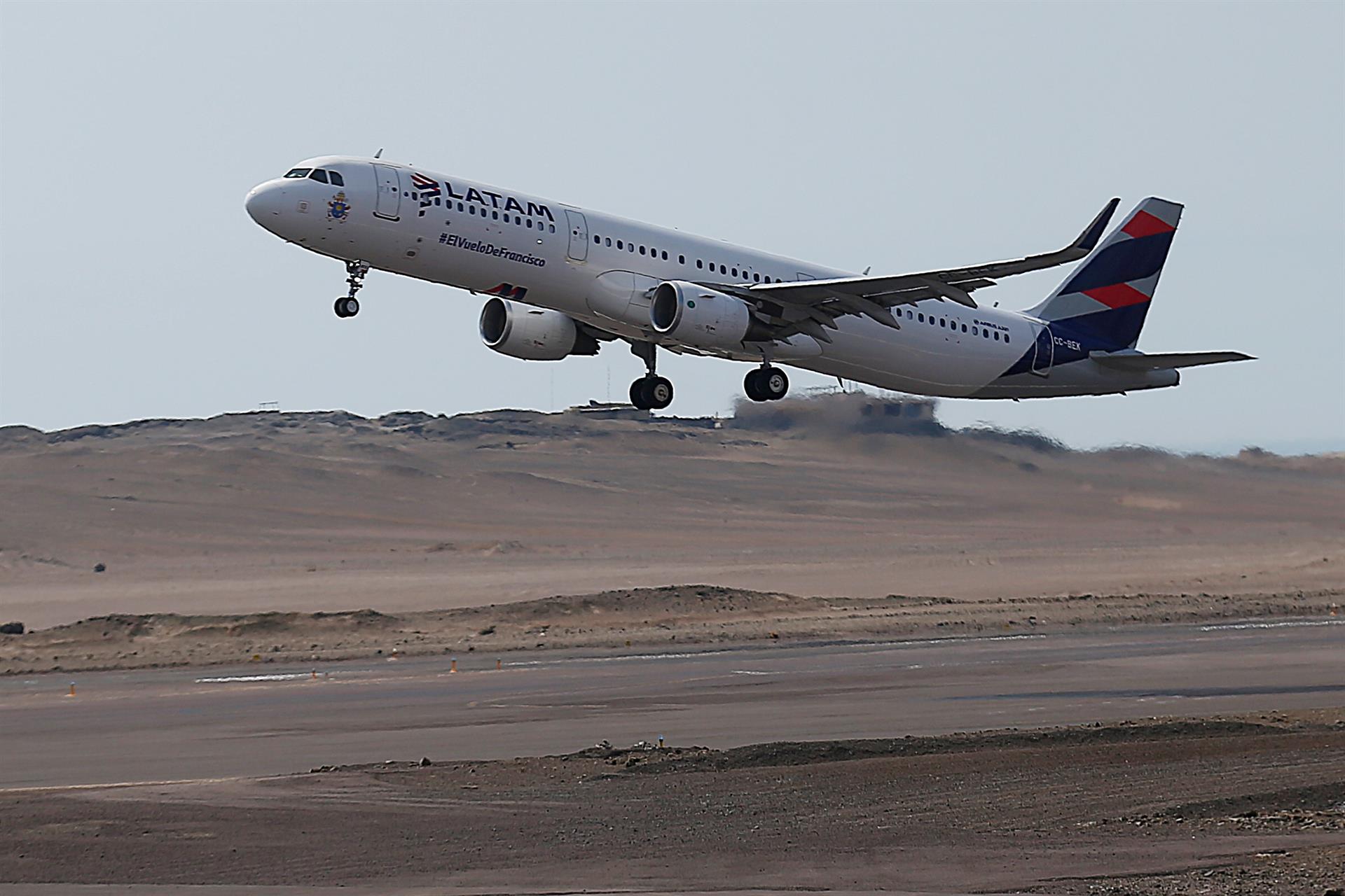 Пожилая женщина умерла после падения при выходе из самолета Latam в Конгоньясе