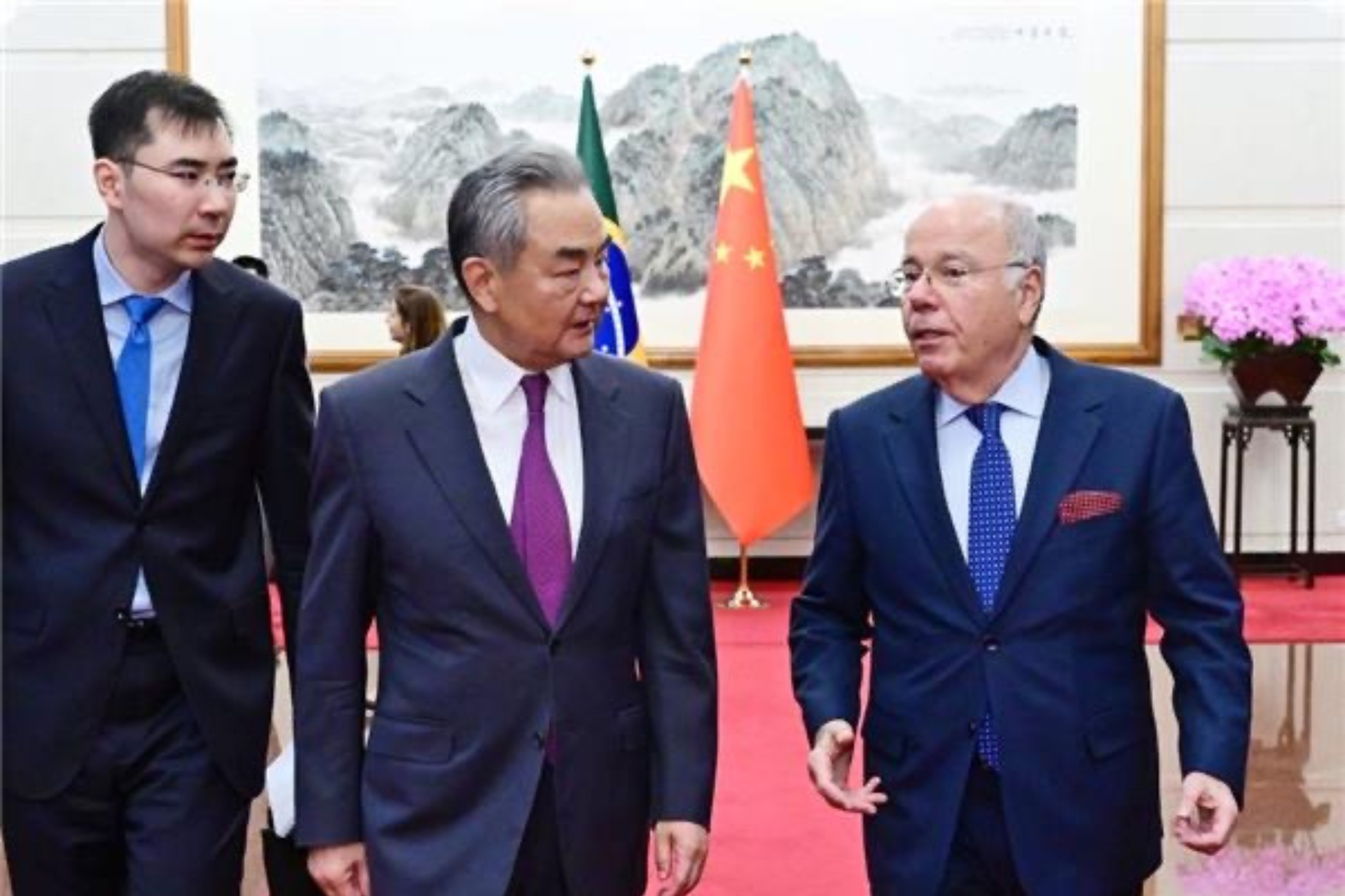 Chanceler da China recebe Mauro Vieira e diz que países estão “mais unidos do que nunca”