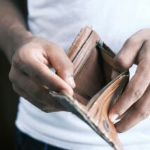 Cinco em cada dez brasileiros já endividados fizeram ao menos uma aposta. Entre aqueles que já estão com o nome negativado, 46% continuam apostando. Imagem referente a matéria