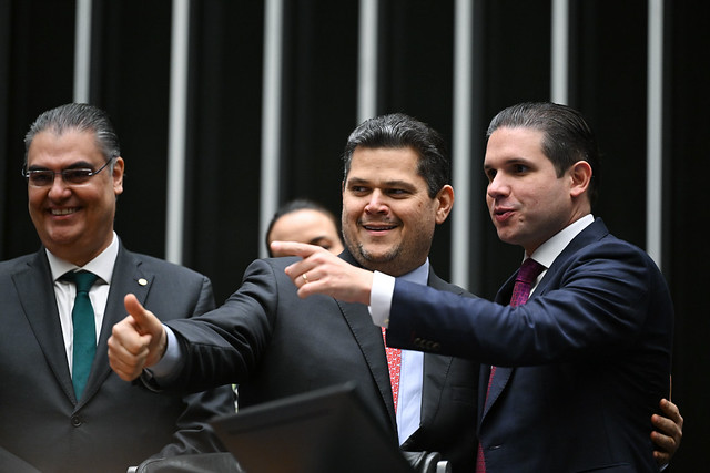 Como Hugo Motta e Alcolumbre usam pautas populares para reduzir crises?