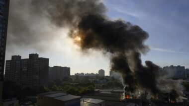 Fumaça após bombardeio russo em área residencial em Kiev, uma das cidades atacadas na noite passada Imagem referente a matéria