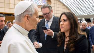 Papa Leão XIV com Montserrat Alvarado no Vaticano Imagem referente a matéria
