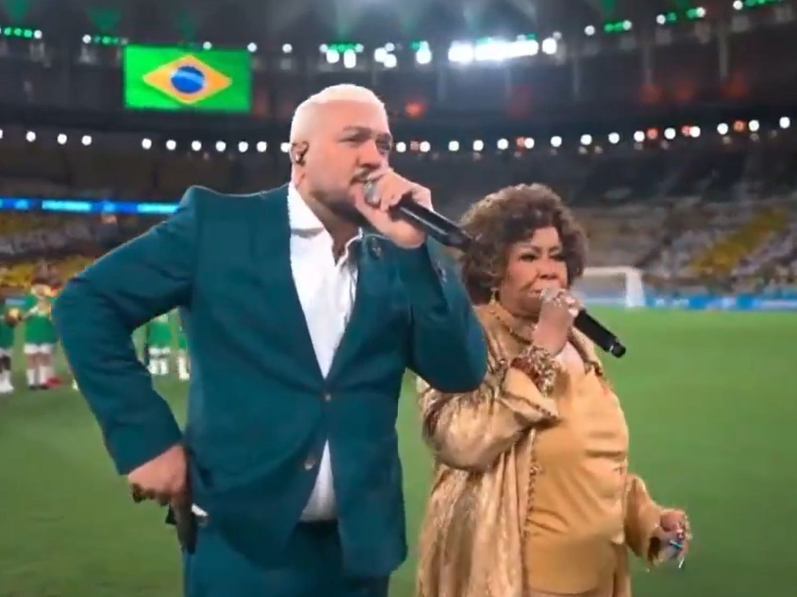 Belo e Alcione massacram o Hino Nacional.