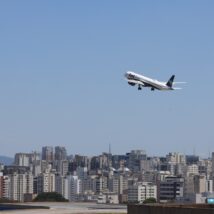 Aeroportos de Congonhas e Guarulhos tiveram operações parcialmente afetadas por causa de uma pane nas comunicações com os aviões. Imagem referente a matéria