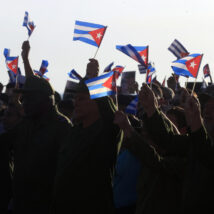 Bandeiras em Cuba: país passa por grave crise. Imagem referente a matéria