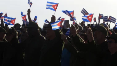 Bandeiras em Cuba: país passa por grave crise.