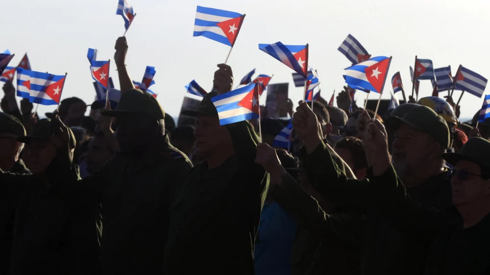 Bandeiras em Cuba: país passa por grave crise.