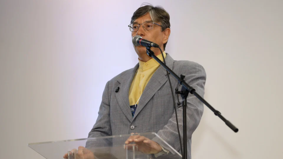 Presidente do IBGE enfrenta desgaste crescente servidores. Sindicato relata postura autoritária em evento.