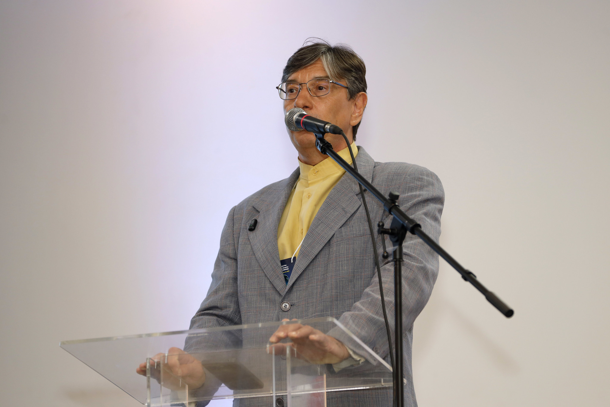 Presidente do IBGE enfrenta desgaste crescente servidores. Sindicato relata postura autoritária em evento.