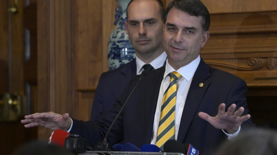 Flávio Bolsonaro envia carta a Marco Rubio para tentar barrar tarifaço contra o Brasil