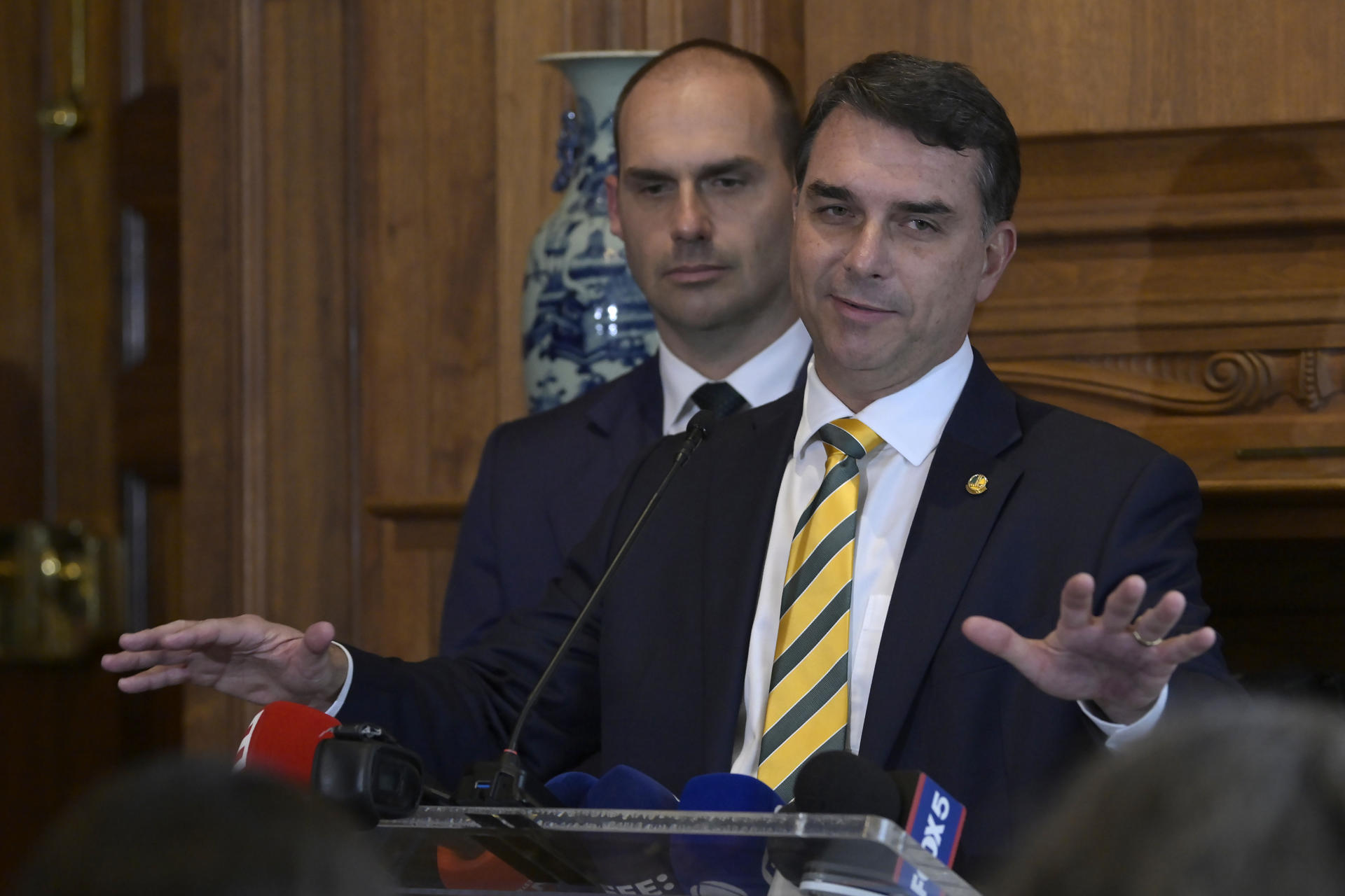 Flávio Bolsonaro envia carta a Marco Rubio para tentar barrar tarifaço contra o Brasil