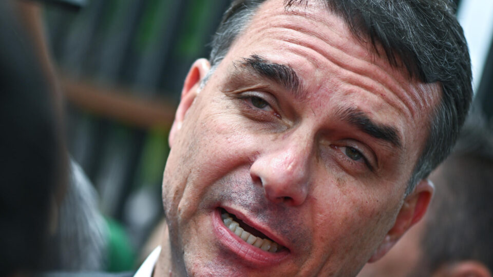 Deputado aciona STF contra Flávio Bolsonaro por suposta articulação do novo tarifaço