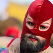 Participante da Parada do Orgulho LGBT+ na Esplanada dos Ministérios em Brasília, em 2023. Imagem referente a matéria