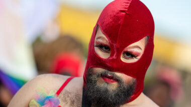 Participante da Parada do Orgulho LGBT+ na Esplanada dos Ministérios em Brasília, em 2023. Imagem referente a matéria