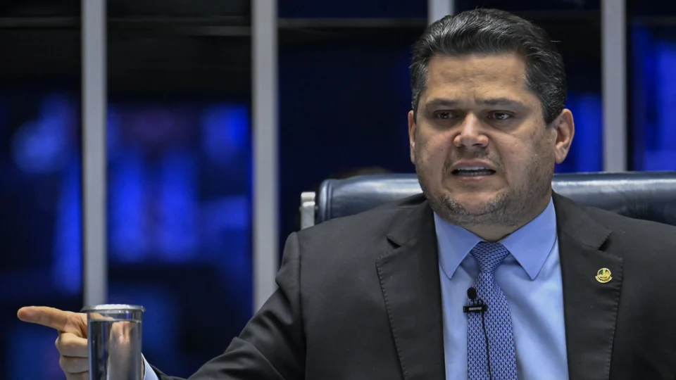 Alcolumbre se queixa de pressão por CPMI do Master: “Agredido da direita à esquerda”