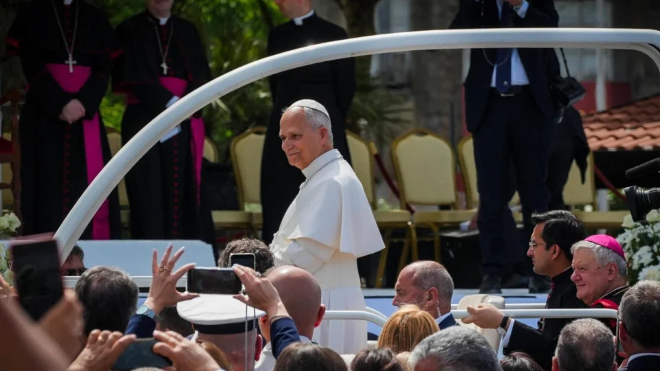 Papa Leão XIV durante visita a Acerra, na Itália, em 26 de maio.