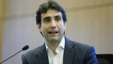 Presidente do BC prevê ganhos com absorção da IA, mas fala em baixa aderência do Brasil à tecnologia.