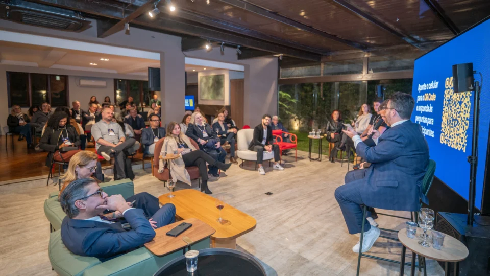 Participantes debatem o impacto do endividamento dos colaboradores na saúde emocional destes, e na produtividade das empresas