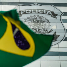A classificação do PCC e do Comando Vermelho como organizações terroristas pelos Estados Unidos pode ampliar a fiscalização sobre empresas, transações financeiras e mecanismos de compliance no Brasil.