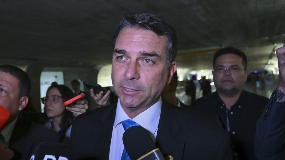 Quem são os políticos que pediram a investigação de Flávio Bolsonaro no STF?