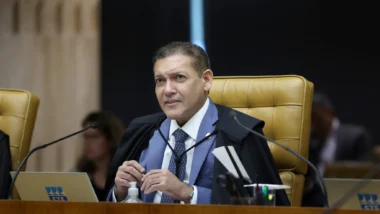 O atual presidente do TSE foi sorteado para decidir, no STF, se a ex-primeira-dama sofreu calúnia, injúria e difamação contra deputado de esquerda.