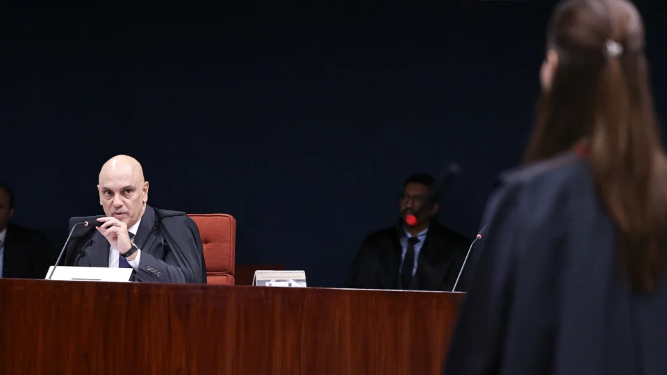 Chamada para atuar no caso por falta de resposta de Eduardo, DPU alega que Moraes, por ter sido vítima da Magnitsky, não pode julgá-lo.