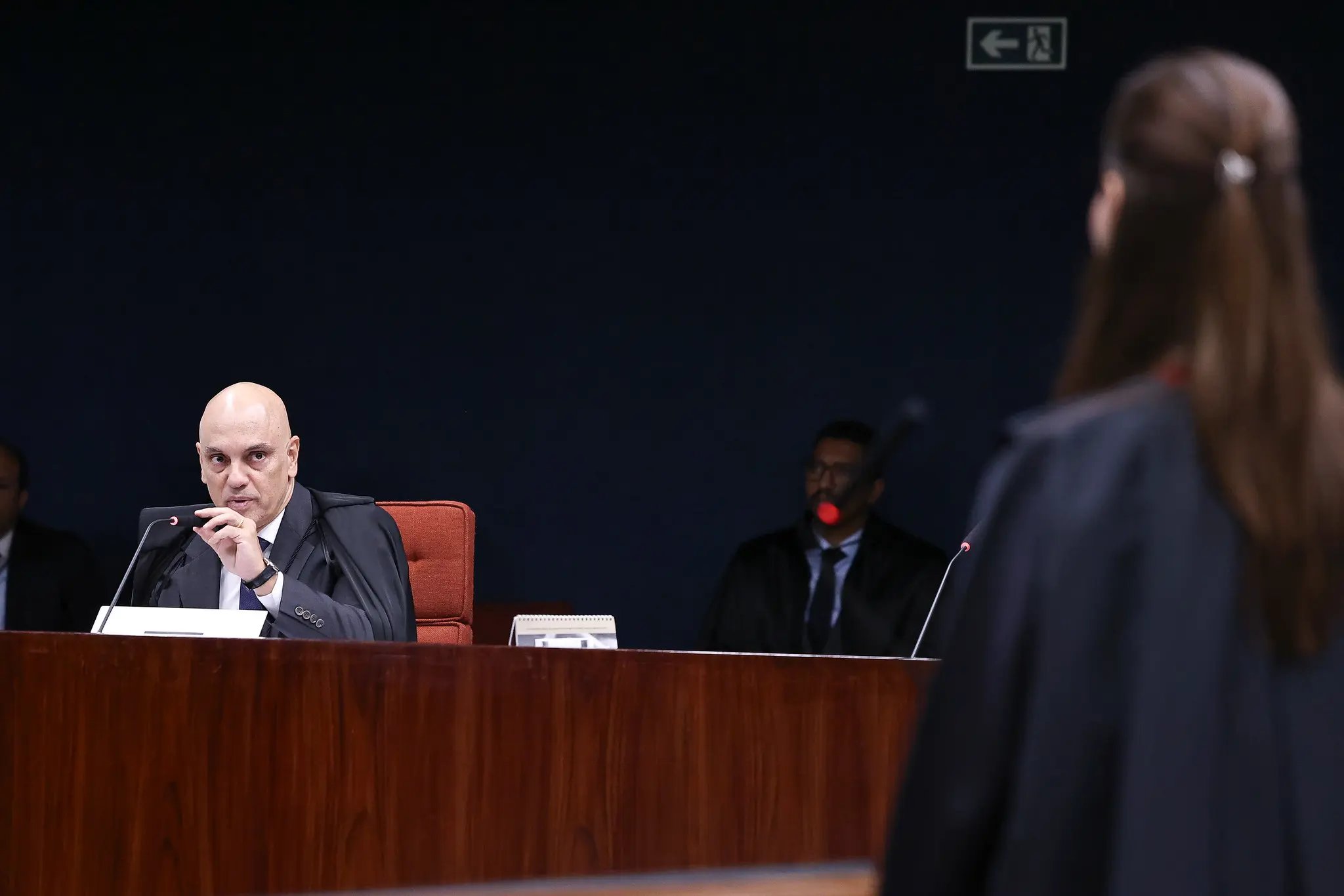Chamada para atuar no caso por falta de resposta de Eduardo, DPU alega que Moraes, por ter sido vítima da Magnitsky, não pode julgá-lo.