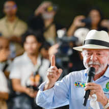 Lula tenta transformar saúde em ativo político mesmo durante tratamento de câncer Lula passou a usar chapéu após cirurgia de retirada de câncer de pele na cabeça