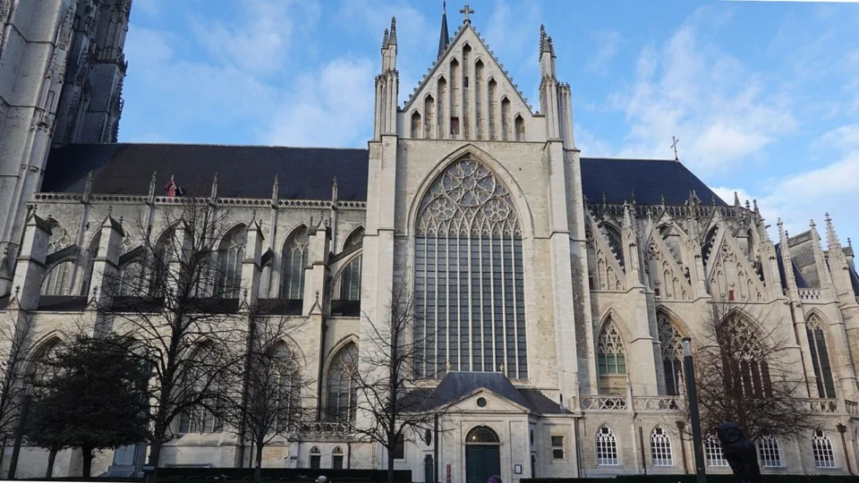 Catedral de São Romualdo, na Bélgica.