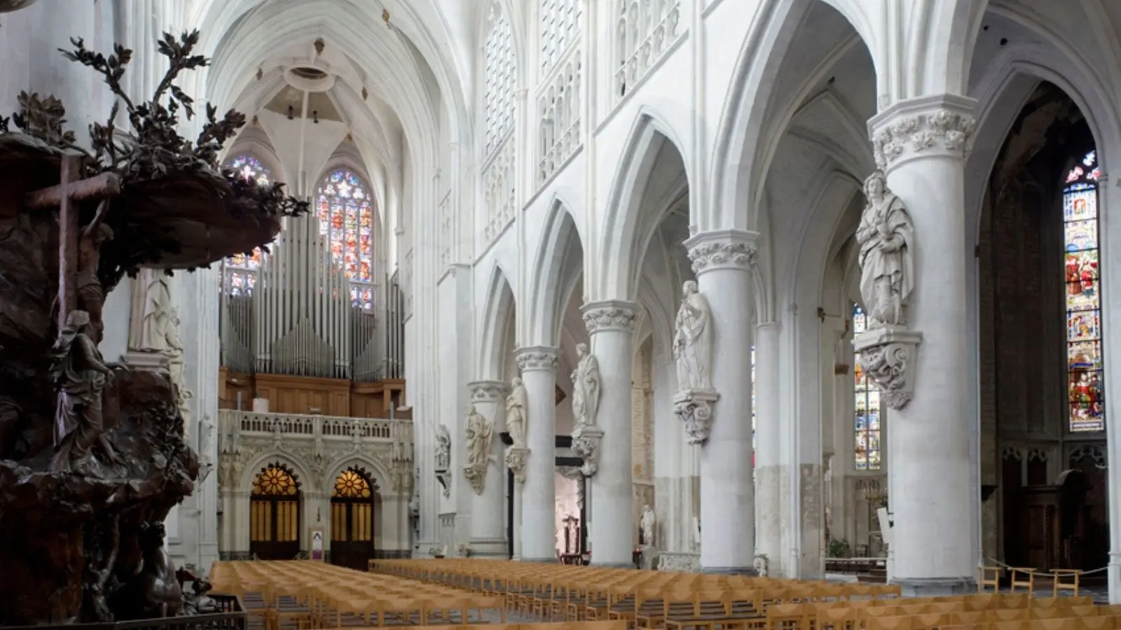 Catedral de São Romualdo, na Bélgica.
