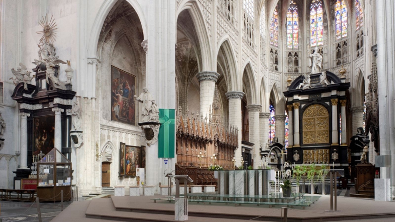 Catedral de São Romualdo, na Bélgica.