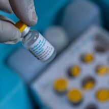 Frasco contendo vacina contra a mpox, produzida pela farmacêutica dinamarquesa Bavarian Nordic, durante campanha de vacinação no Hospital Geral de Goma, República Democrática do Congo Imagem referente a matéria