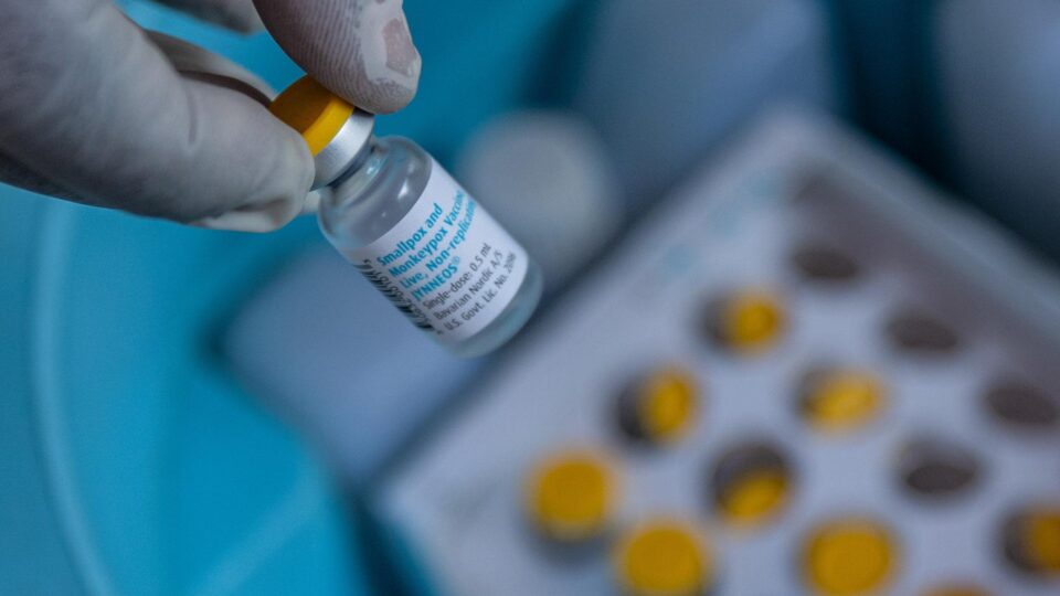 Cientistas enfrentam acusações federais por entrarem ilegalmente com vírus nos EUA