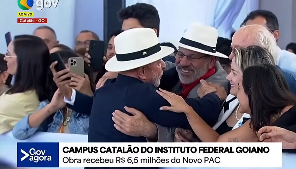 Delúbio Soares é reconhecido por Lula e recebe abraço: “Somos amigos e companheiros”
