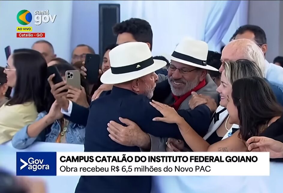 Delúbio Soares é reconhecido por Lula e recebe abraço: “Somos amigos e companheiros”