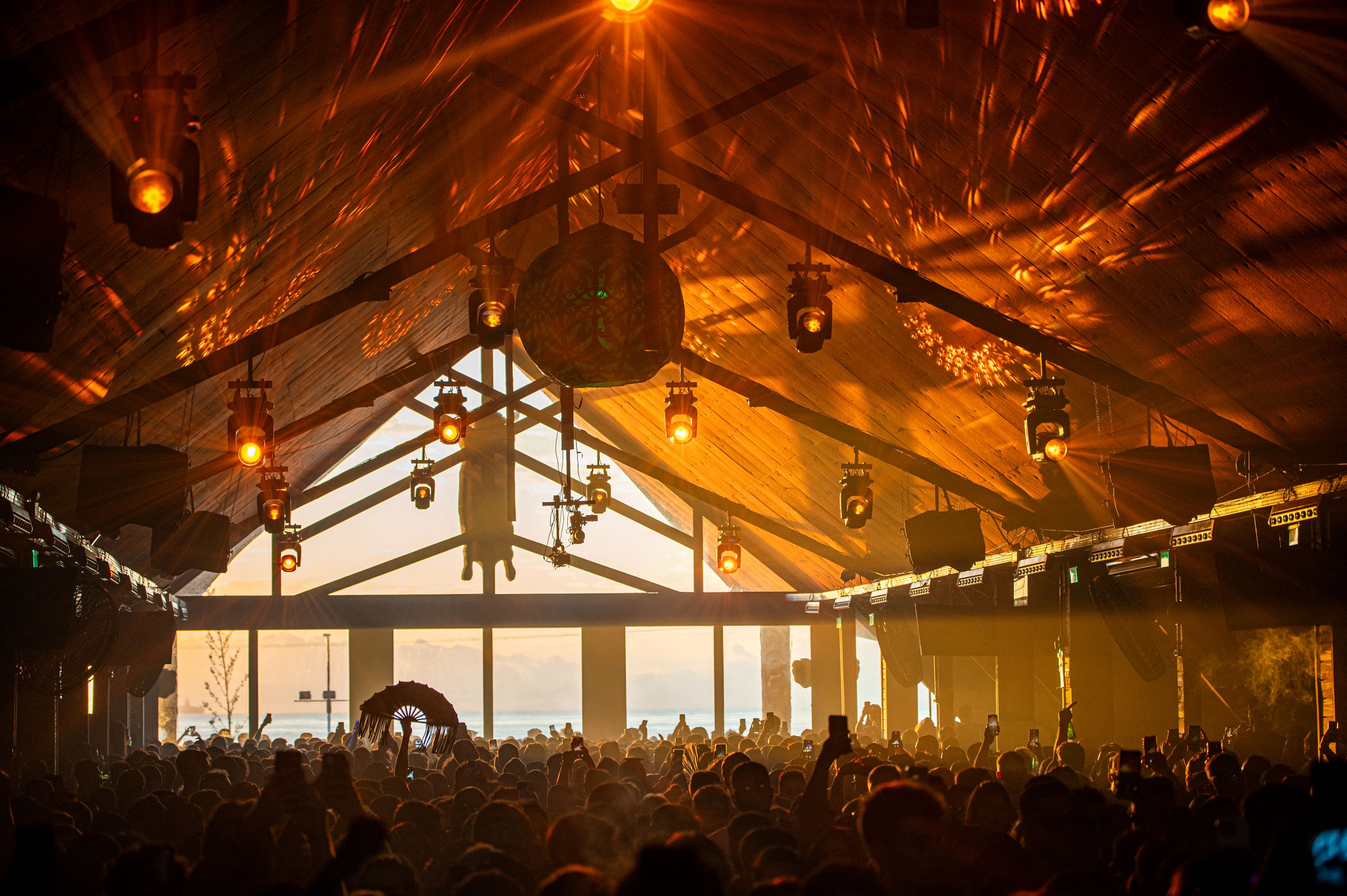 Despedida do Warung Beach Club terá três noites de shows em Itajaí.