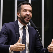 Comitiva de aliados de Lula vai aos EUA para pedir investigação contra Flávio Bolsonaro
