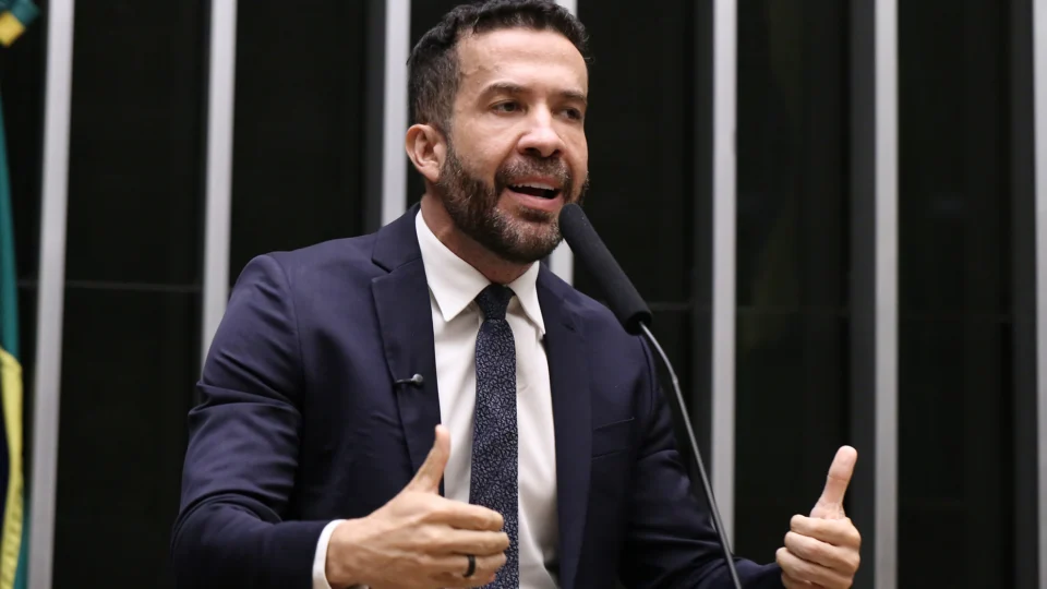 Comitiva de aliados de Lula vai aos EUA para pedir investigação contra Flávio Bolsonaro