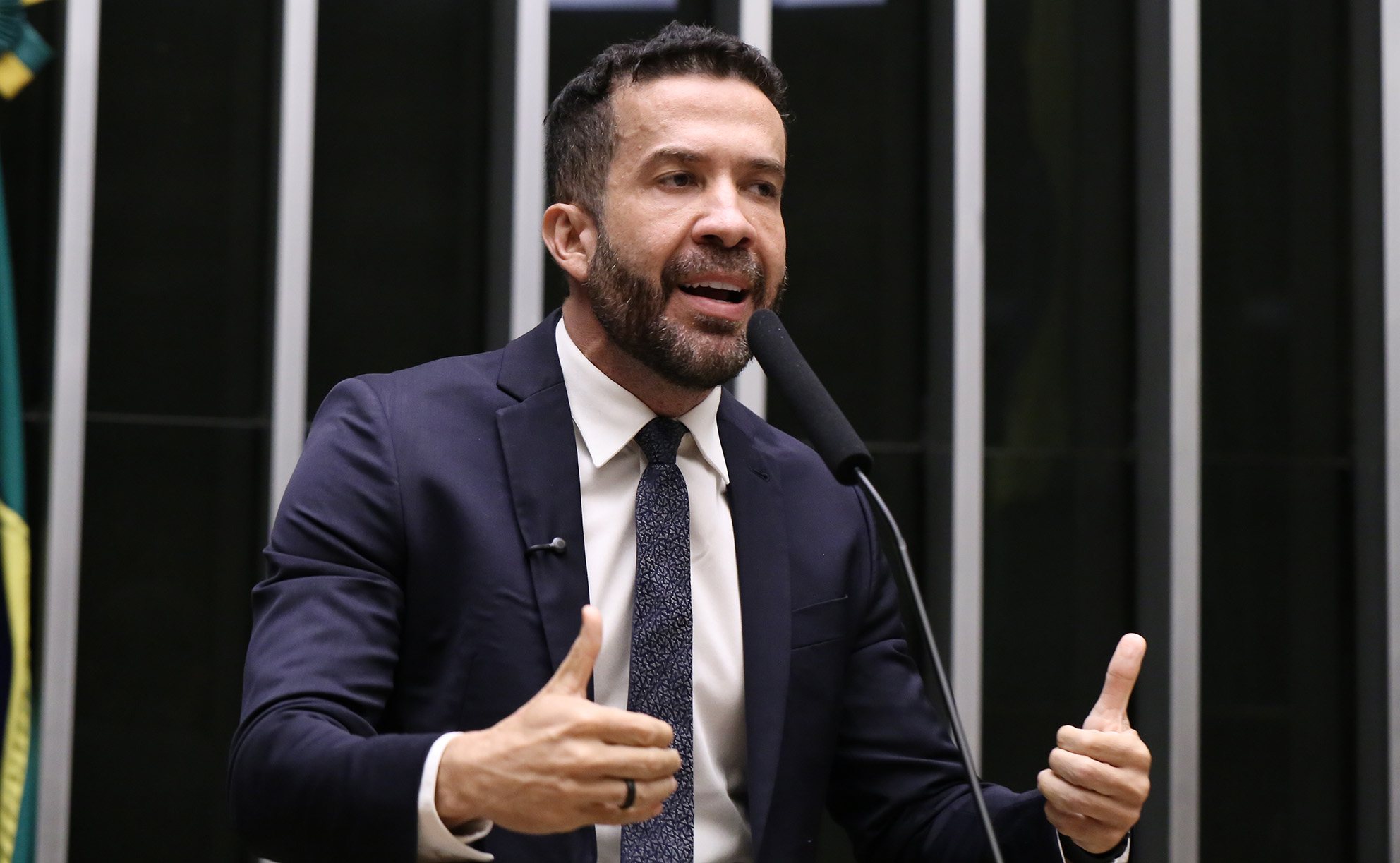 Comitiva de aliados de Lula vai aos EUA para pedir investigação contra Flávio Bolsonaro