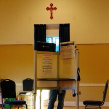Eleitor vota em igreja na capital americana em 2024: nacionalismo cristão questiona separação entre igreja e Estado. Imagem referente a matéria