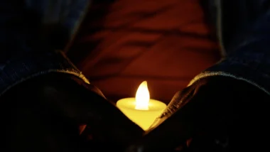 Imagem de uma vela e luto: padre faleceu aos 110 anos