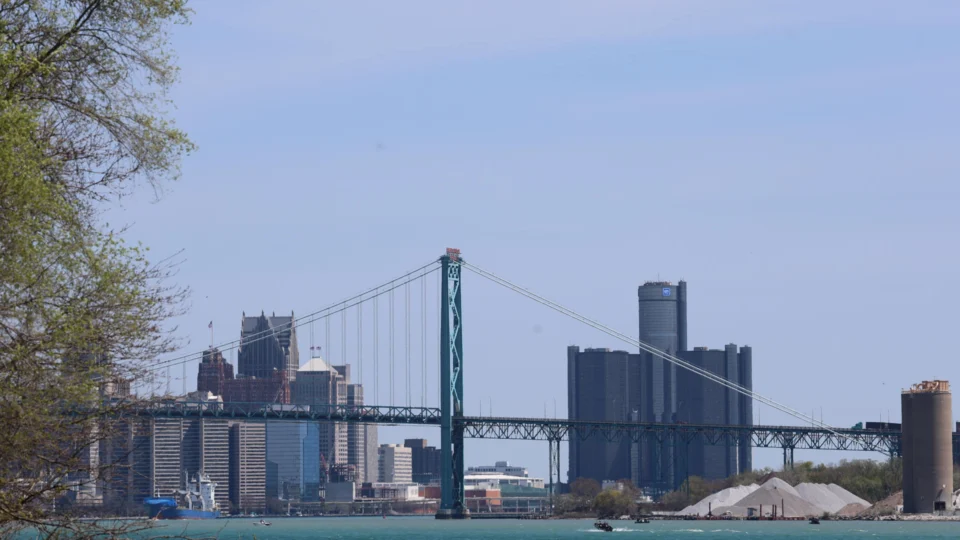 Vista geral de Detroit: um padre franco-americano está sendo aclamado como herói após entrar em ação do lado de fora do Santuário de São José