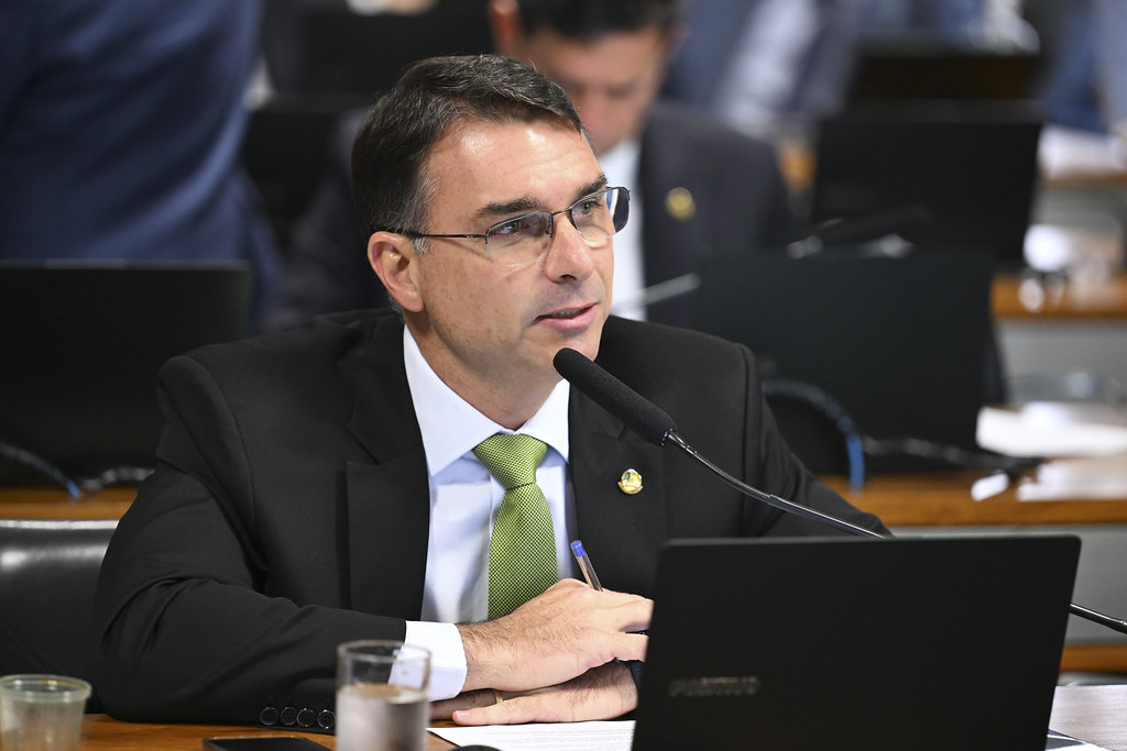 Flávio Bolsonaro pede a Fachin que retire de Dino investigação sobre filme Dark Horse