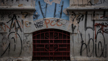 Muro com descrição da facção criminosa Primeiro Comando da Capital, PCC, em São Paulo Imagem referente a matéria