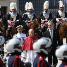 Leão XIV é recebido pelo rei Felipe VI (à direita) durante visita ao Palácio Real, em Madri. Imagem referente a matéria