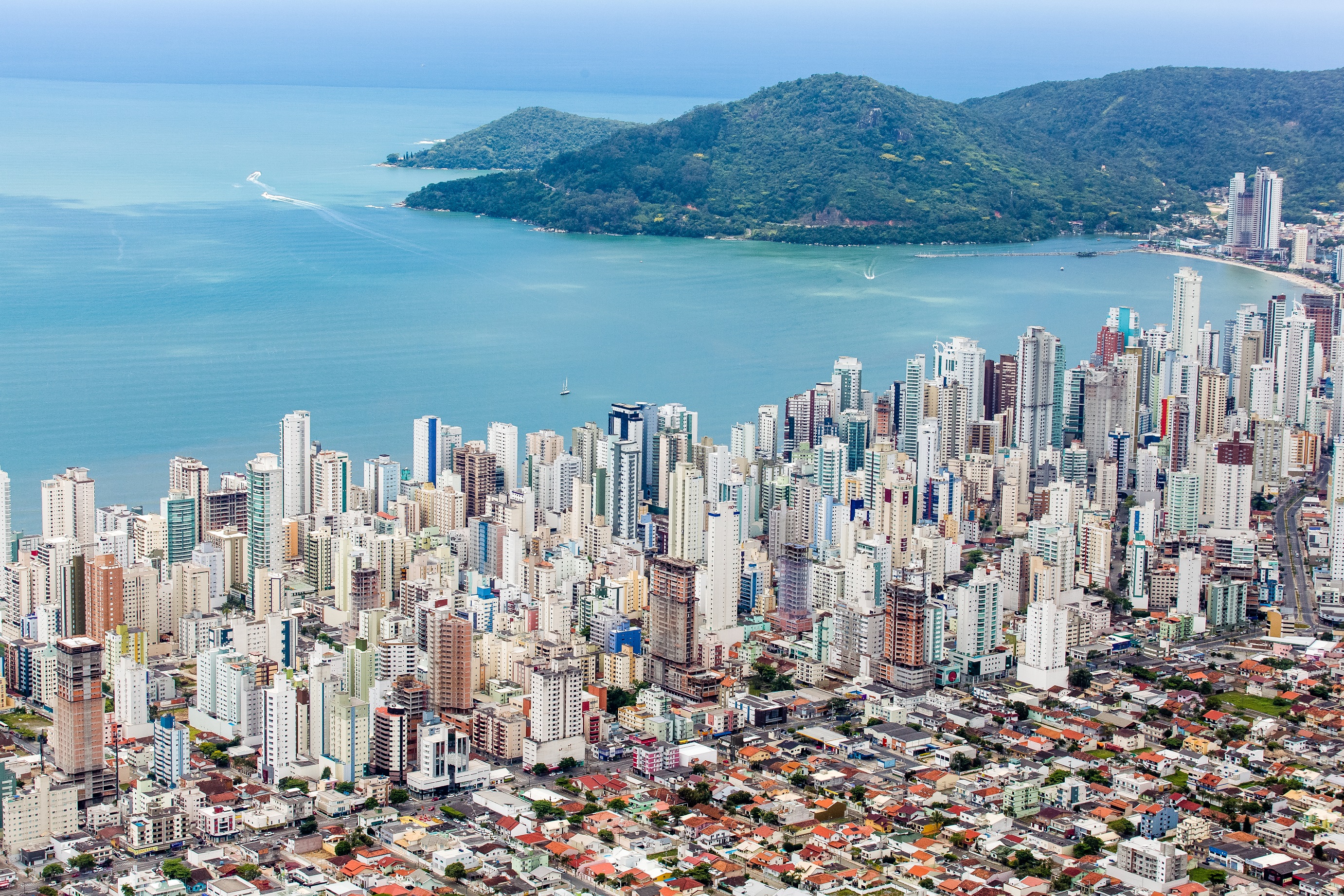 Balneário Camboriú quer levar tendência de arranha-céus da orla para os bairros