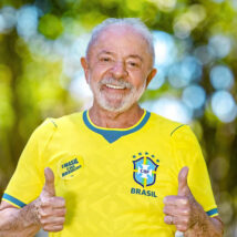 Lula com a camisa da seleção brasileira antes da Copa do Mundo.