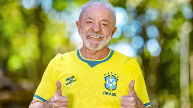 Lula com a camisa da seleção brasileira antes da Copa do Mundo.