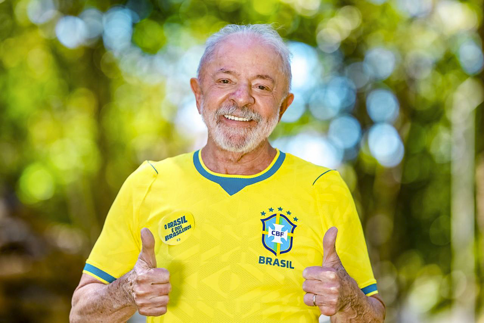Lula divulga foto com camisa da seleção brasileira às vésperas da Copa do Mundo